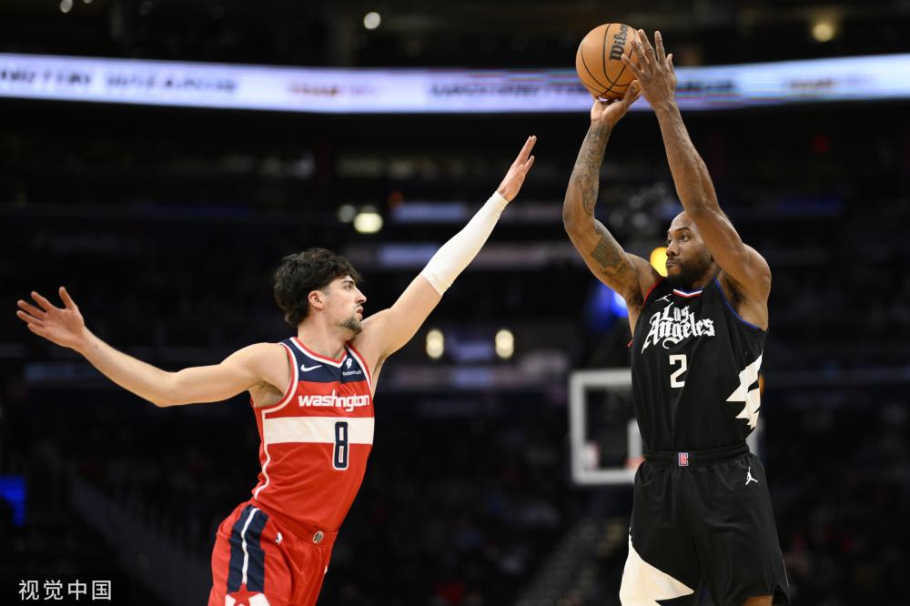 他在右后卫 他在右后卫